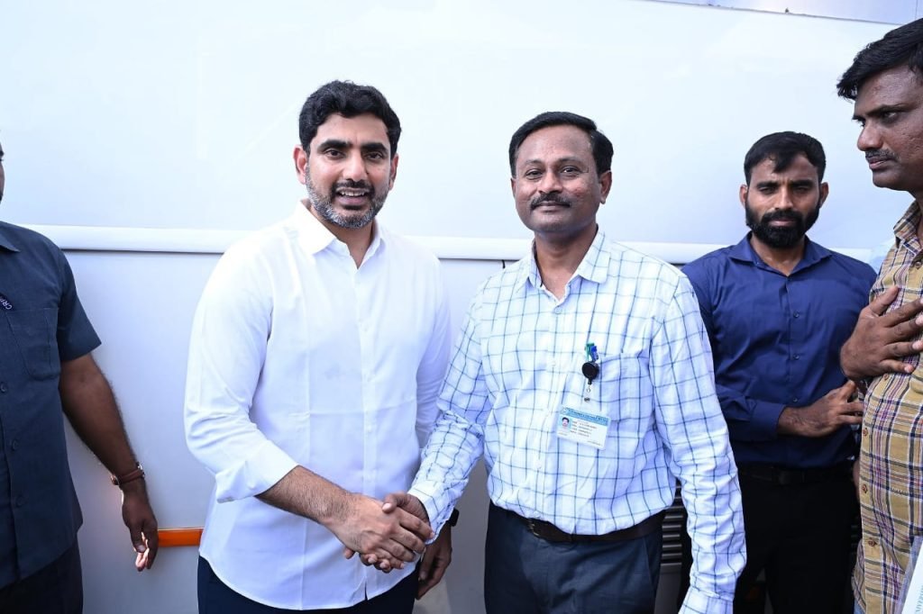 DU-VC & Registrar Meets Minister